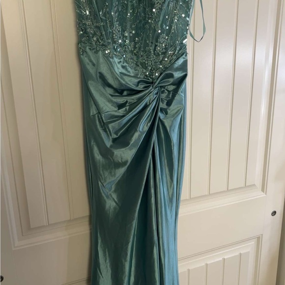 Elegant Teal Evening Gown - Picture 2 of 3